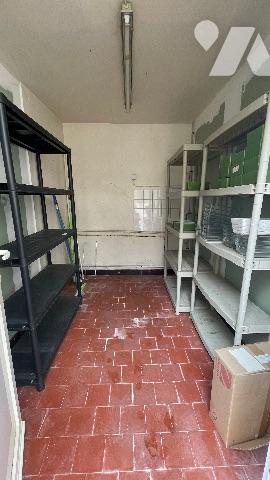 JANVILLE EN BEAUCE Local commercial avec appartement et grande cour