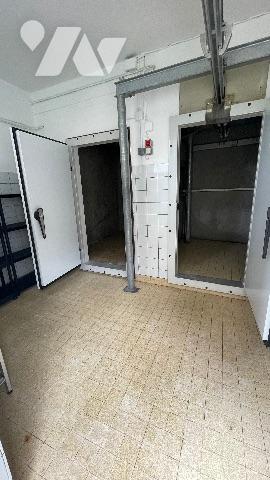 JANVILLE EN BEAUCE Local commercial avec appartement et grande cour