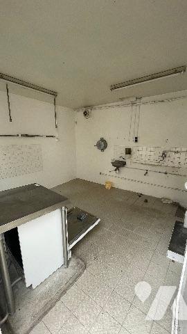 JANVILLE EN BEAUCE Local commercial avec appartement et grande cour