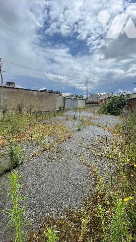 JANVILLE EN BEAUCE Local commercial avec appartement et grande cour