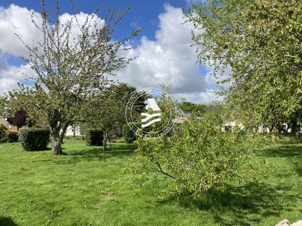 PLOUGOUMELEN, MOCQUARD immobilier, vous propose ce très beau terrain arboré, d'environ 1090m² vendu borné et v