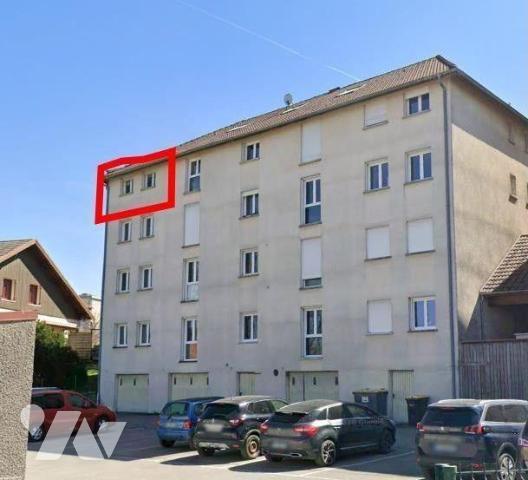 L'appartement est situé au 3ème et dernier étage d'un immeuble équipé d'un ascenseur. Il se com...