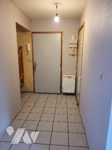 L'appartement est situé au 3ème et dernier étage d'un immeuble équipé d'un ascenseur. Il se com...
