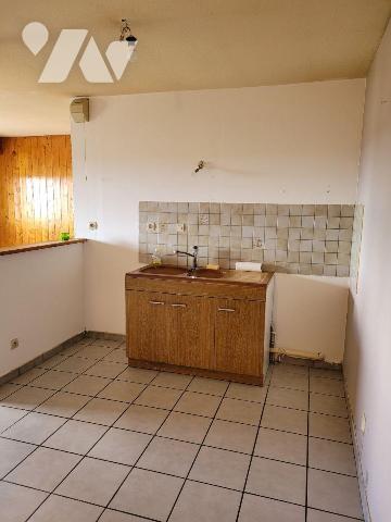 L'appartement est situé au 3ème et dernier étage d'un immeuble équipé d'un ascenseur. Il se com...