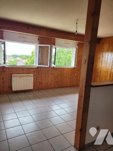L'appartement est situé au 3ème et dernier étage d'un immeuble équipé d'un ascenseur. Il se com...