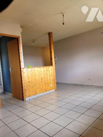 L'appartement est situé au 3ème et dernier étage d'un immeuble équipé d'un ascenseur. Il se com...
