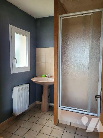 L'appartement est situé au 3ème et dernier étage d'un immeuble équipé d'un ascenseur. Il se com...