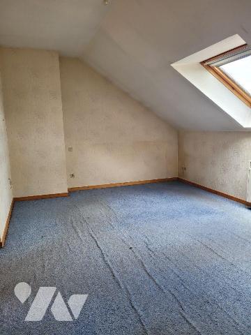 L'appartement est situé au 3ème et dernier étage d'un immeuble équipé d'un ascenseur. Il se com...