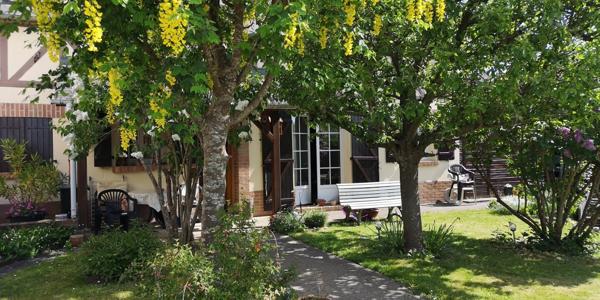 MAISON A COLOMBAGES, JARDIN ARBORE CLOS PROCHE COMMERCES ET TRANSPORTS