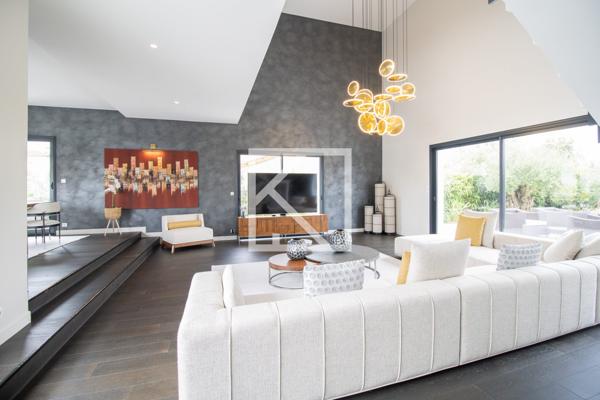 VILLA DE PRESTIGE AVEC PISCINE ET VUE DÉGAGÉE