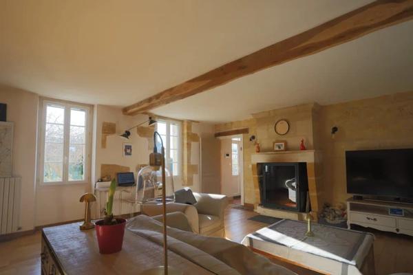 Charmante propriété composée d’une maison en pierre et d’un gîte au cœur d’un secteur vallonné