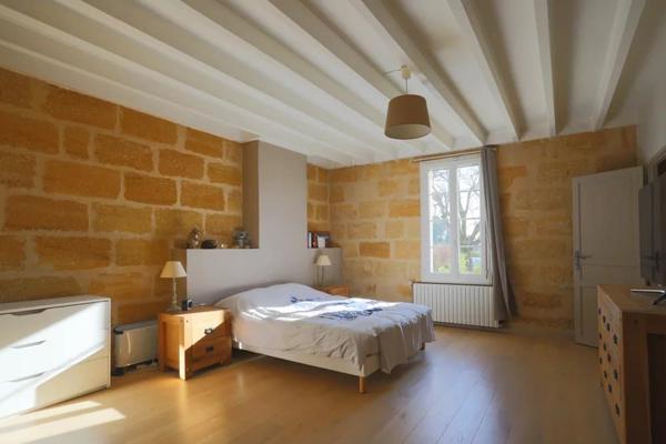 Charmante propriété composée d’une maison en pierre et d’un gîte au cœur d’un secteur vallonné