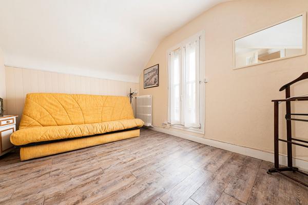 Vaires-sur-Marne ? Élégante meulière rénovée, proche centre.