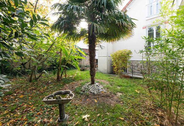 Vaires-sur-Marne ? Élégante meulière rénovée, proche centre.