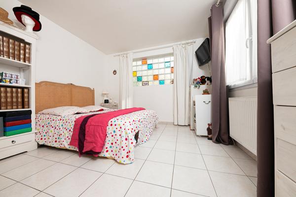 Vaires-sur-Marne ? Élégante meulière rénovée, proche centre.