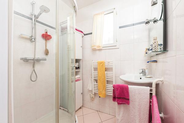 Vaires-sur-Marne ? Élégante meulière rénovée, proche centre.