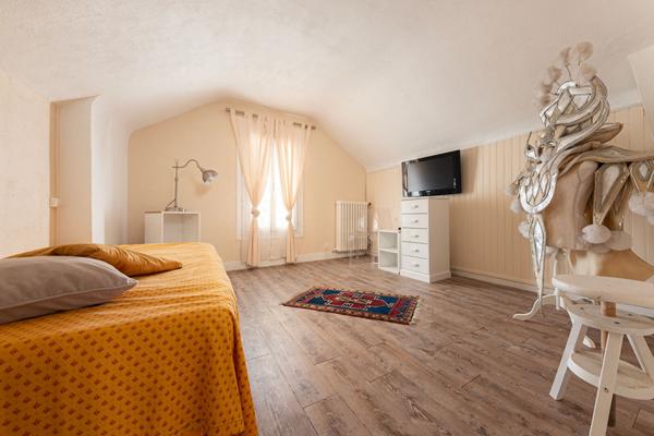 Vaires-sur-Marne ? Élégante meulière rénovée, proche centre.