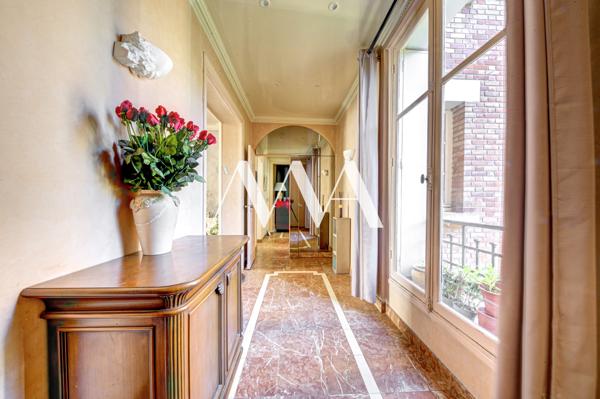 Appartement
         5 pièces
        - 130 m² Bien prestige 1 050 000 € *