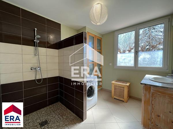 Maison avec extérieurs jardin et garages très belles prestations