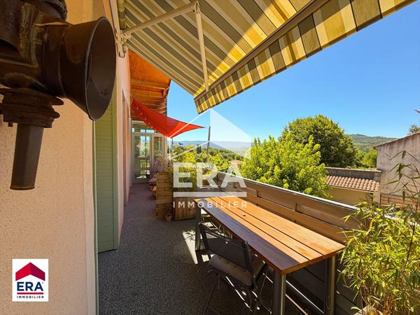 Maison avec extérieurs jardin et garages très belles prestations