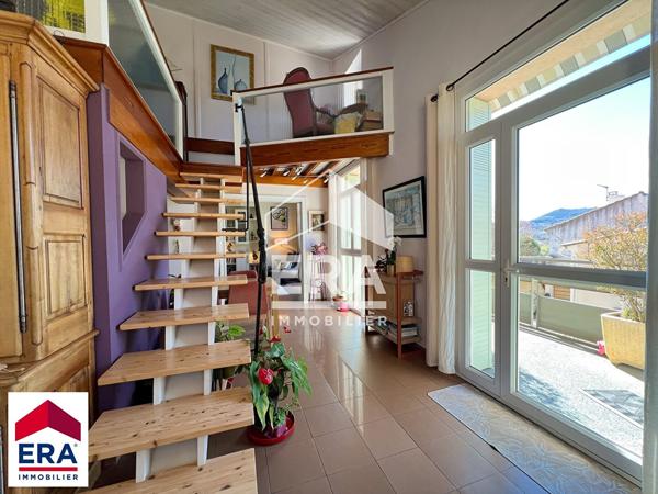 Maison avec extérieurs jardin et garages très belles prestations