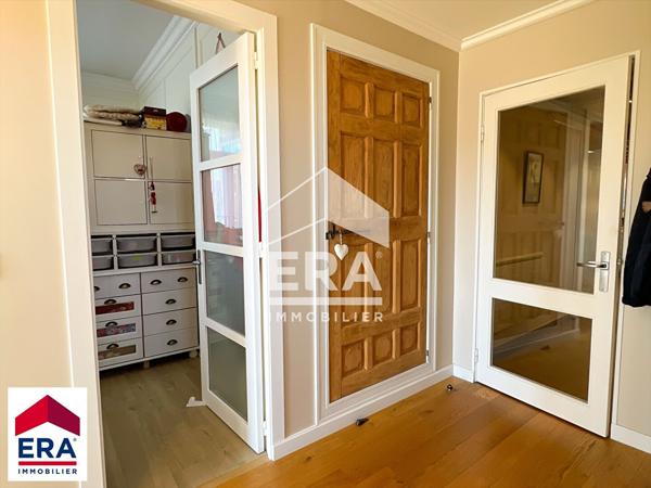 Maison avec extérieurs jardin et garages très belles prestations