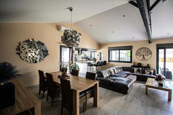 Belle maison de plain pied , 5 chambres, jardin , piscine