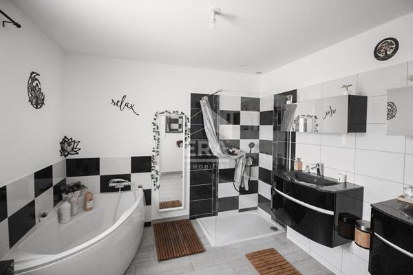 Belle maison de plain pied , 5 chambres, jardin , piscine