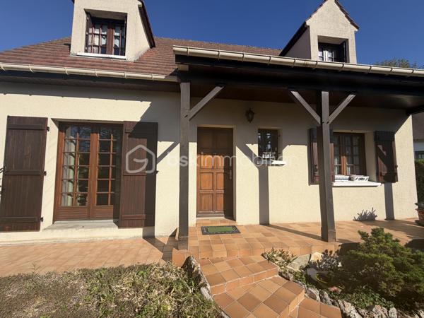 Idéalement située en plein cœur de Coupvray, à proximité immédiate des commerces, écoles et commodités, venez découvrir cette agréable maison familiale offrant de beaux volumes et de nombreuses possibilités d’aménagement.

La maison développe environ 100 m² Loi Carrez et plus de 110 m² de surface utile, auxquels s’ajoute un sous-sol total de plus de 60 m².

Au rez-de-chaussée, vous découvrirez une belle entrée desservant un salon-salle à manger convivial, une cuisine semi-ouverte, un WC indépendant, ainsi qu’une chambre, idéale pour une chambre d’amis, un bureau ou pour profiter d'un espace de vie de plain-pied.

À l’étage, l’espace nuit se compose de trois chambres, dont une très belle chambre de plus de 18 m², ainsi que d’une salle d’eau avec WC. Un espace supplémentaire d’environ 4 m² reste à aménager selon vos besoins et vos envies : dressing, bureau, espace de rangement ou autre projet.

Véritable atout de cette maison, le sous-sol total de plus de 60 m² offre un important espace supplémentaire et comprend notamment une buanderie de près de 13m2 . Il permet d’imaginer de nombreux usages : stockage, atelier, espace loisirs ou rangement garage pour la voiture etc.

Côté extérieur, vous profiterez d’une agréable terrasse équipée d’un store ban électrique, parfaite pour les repas et moments de détente aux beaux jours.

Pour votre confort, la maison dispose également d’un adoucisseur d’eau, la maison est fibrée ballon d'eau chaude, idéalement située en plein cœur du centre-ville, la maison bénéficie d’un environnement calme et paisible, tout en restant à proximité immédiate de toutes les commodités. .

Une maison familiale avec de beaux volumes , bénéficiant d’un emplacement privilégié en centre-ville de Coupvray, avec 4 chambres, plus de 170 m² de surfaces utiles en comptant le sous-sol, et un beau potentiel d’aménagement.

À découvrir rapidement !