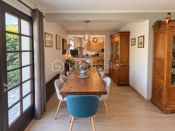 Idéalement située en plein cœur de Coupvray, à proximité immédiate des commerces, écoles et commodités, venez découvrir cette agréable maison familiale offrant de beaux volumes et de nombreuses possibilités d’aménagement.

La maison développe environ 100 m² Loi Carrez et plus de 110 m² de surface utile, auxquels s’ajoute un sous-sol total de plus de 60 m².

Au rez-de-chaussée, vous découvrirez une belle entrée desservant un salon-salle à manger convivial, une cuisine semi-ouverte, un WC indépendant, ainsi qu’une chambre, idéale pour une chambre d’amis, un bureau ou pour profiter d'un espace de vie de plain-pied.

À l’étage, l’espace nuit se compose de trois chambres, dont une très belle chambre de plus de 18 m², ainsi que d’une salle d’eau avec WC. Un espace supplémentaire d’environ 4 m² reste à aménager selon vos besoins et vos envies : dressing, bureau, espace de rangement ou autre projet.

Véritable atout de cette maison, le sous-sol total de plus de 60 m² offre un important espace supplémentaire et comprend notamment une buanderie de près de 13m2 . Il permet d’imaginer de nombreux usages : stockage, atelier, espace loisirs ou rangement garage pour la voiture etc.

Côté extérieur, vous profiterez d’une agréable terrasse équipée d’un store ban électrique, parfaite pour les repas et moments de détente aux beaux jours.

Pour votre confort, la maison dispose également d’un adoucisseur d’eau, la maison est fibrée ballon d'eau chaude, idéalement située en plein cœur du centre-ville, la maison bénéficie d’un environnement calme et paisible, tout en restant à proximité immédiate de toutes les commodités. .

Une maison familiale avec de beaux volumes , bénéficiant d’un emplacement privilégié en centre-ville de Coupvray, avec 4 chambres, plus de 170 m² de surfaces utiles en comptant le sous-sol, et un beau potentiel d’aménagement.

À découvrir rapidement !