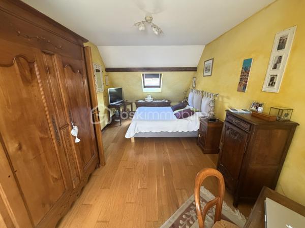 Idéalement située en plein cœur de Coupvray, à proximité immédiate des commerces, écoles et commodités, venez découvrir cette agréable maison familiale offrant de beaux volumes et de nombreuses possibilités d’aménagement.

La maison développe environ 100 m² Loi Carrez et plus de 110 m² de surface utile, auxquels s’ajoute un sous-sol total de plus de 60 m².

Au rez-de-chaussée, vous découvrirez une belle entrée desservant un salon-salle à manger convivial, une cuisine semi-ouverte, un WC indépendant, ainsi qu’une chambre, idéale pour une chambre d’amis, un bureau ou pour profiter d'un espace de vie de plain-pied.

À l’étage, l’espace nuit se compose de trois chambres, dont une très belle chambre de plus de 18 m², ainsi que d’une salle d’eau avec WC. Un espace supplémentaire d’environ 4 m² reste à aménager selon vos besoins et vos envies : dressing, bureau, espace de rangement ou autre projet.

Véritable atout de cette maison, le sous-sol total de plus de 60 m² offre un important espace supplémentaire et comprend notamment une buanderie de près de 13m2 . Il permet d’imaginer de nombreux usages : stockage, atelier, espace loisirs ou rangement garage pour la voiture etc.

Côté extérieur, vous profiterez d’une agréable terrasse équipée d’un store ban électrique, parfaite pour les repas et moments de détente aux beaux jours.

Pour votre confort, la maison dispose également d’un adoucisseur d’eau, la maison est fibrée ballon d'eau chaude, idéalement située en plein cœur du centre-ville, la maison bénéficie d’un environnement calme et paisible, tout en restant à proximité immédiate de toutes les commodités. .

Une maison familiale avec de beaux volumes , bénéficiant d’un emplacement privilégié en centre-ville de Coupvray, avec 4 chambres, plus de 170 m² de surfaces utiles en comptant le sous-sol, et un beau potentiel d’aménagement.

À découvrir rapidement !
