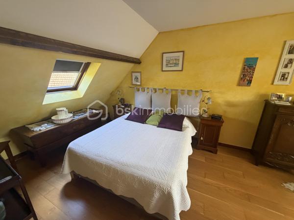 Idéalement située en plein cœur de Coupvray, à proximité immédiate des commerces, écoles et commodités, venez découvrir cette agréable maison familiale offrant de beaux volumes et de nombreuses possibilités d’aménagement.

La maison développe environ 100 m² Loi Carrez et plus de 110 m² de surface utile, auxquels s’ajoute un sous-sol total de plus de 60 m².

Au rez-de-chaussée, vous découvrirez une belle entrée desservant un salon-salle à manger convivial, une cuisine semi-ouverte, un WC indépendant, ainsi qu’une chambre, idéale pour une chambre d’amis, un bureau ou pour profiter d'un espace de vie de plain-pied.

À l’étage, l’espace nuit se compose de trois chambres, dont une très belle chambre de plus de 18 m², ainsi que d’une salle d’eau avec WC. Un espace supplémentaire d’environ 4 m² reste à aménager selon vos besoins et vos envies : dressing, bureau, espace de rangement ou autre projet.

Véritable atout de cette maison, le sous-sol total de plus de 60 m² offre un important espace supplémentaire et comprend notamment une buanderie de près de 13m2 . Il permet d’imaginer de nombreux usages : stockage, atelier, espace loisirs ou rangement garage pour la voiture etc.

Côté extérieur, vous profiterez d’une agréable terrasse équipée d’un store ban électrique, parfaite pour les repas et moments de détente aux beaux jours.

Pour votre confort, la maison dispose également d’un adoucisseur d’eau, la maison est fibrée ballon d'eau chaude, idéalement située en plein cœur du centre-ville, la maison bénéficie d’un environnement calme et paisible, tout en restant à proximité immédiate de toutes les commodités. .

Une maison familiale avec de beaux volumes , bénéficiant d’un emplacement privilégié en centre-ville de Coupvray, avec 4 chambres, plus de 170 m² de surfaces utiles en comptant le sous-sol, et un beau potentiel d’aménagement.

À découvrir rapidement !