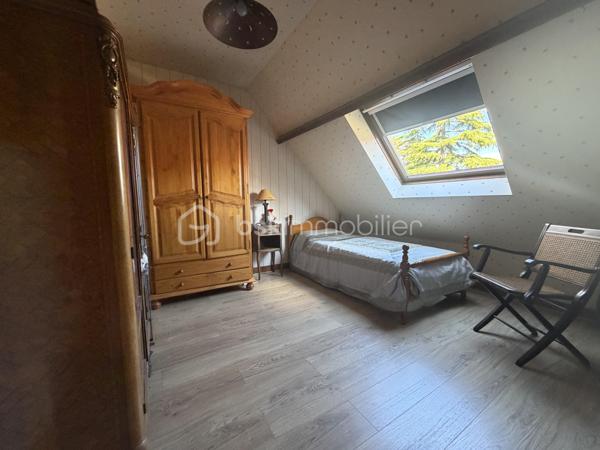 Idéalement située en plein cœur de Coupvray, à proximité immédiate des commerces, écoles et commodités, venez découvrir cette agréable maison familiale offrant de beaux volumes et de nombreuses possibilités d’aménagement.

La maison développe environ 100 m² Loi Carrez et plus de 110 m² de surface utile, auxquels s’ajoute un sous-sol total de plus de 60 m².

Au rez-de-chaussée, vous découvrirez une belle entrée desservant un salon-salle à manger convivial, une cuisine semi-ouverte, un WC indépendant, ainsi qu’une chambre, idéale pour une chambre d’amis, un bureau ou pour profiter d'un espace de vie de plain-pied.

À l’étage, l’espace nuit se compose de trois chambres, dont une très belle chambre de plus de 18 m², ainsi que d’une salle d’eau avec WC. Un espace supplémentaire d’environ 4 m² reste à aménager selon vos besoins et vos envies : dressing, bureau, espace de rangement ou autre projet.

Véritable atout de cette maison, le sous-sol total de plus de 60 m² offre un important espace supplémentaire et comprend notamment une buanderie de près de 13m2 . Il permet d’imaginer de nombreux usages : stockage, atelier, espace loisirs ou rangement garage pour la voiture etc.

Côté extérieur, vous profiterez d’une agréable terrasse équipée d’un store ban électrique, parfaite pour les repas et moments de détente aux beaux jours.

Pour votre confort, la maison dispose également d’un adoucisseur d’eau, la maison est fibrée ballon d'eau chaude, idéalement située en plein cœur du centre-ville, la maison bénéficie d’un environnement calme et paisible, tout en restant à proximité immédiate de toutes les commodités. .

Une maison familiale avec de beaux volumes , bénéficiant d’un emplacement privilégié en centre-ville de Coupvray, avec 4 chambres, plus de 170 m² de surfaces utiles en comptant le sous-sol, et un beau potentiel d’aménagement.

À découvrir rapidement !