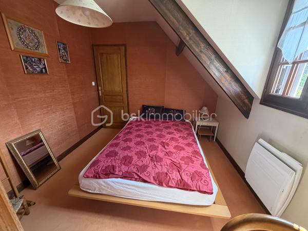 Idéalement située en plein cœur de Coupvray, à proximité immédiate des commerces, écoles et commodités, venez découvrir cette agréable maison familiale offrant de beaux volumes et de nombreuses possibilités d’aménagement.

La maison développe environ 100 m² Loi Carrez et plus de 110 m² de surface utile, auxquels s’ajoute un sous-sol total de plus de 60 m².

Au rez-de-chaussée, vous découvrirez une belle entrée desservant un salon-salle à manger convivial, une cuisine semi-ouverte, un WC indépendant, ainsi qu’une chambre, idéale pour une chambre d’amis, un bureau ou pour profiter d'un espace de vie de plain-pied.

À l’étage, l’espace nuit se compose de trois chambres, dont une très belle chambre de plus de 18 m², ainsi que d’une salle d’eau avec WC. Un espace supplémentaire d’environ 4 m² reste à aménager selon vos besoins et vos envies : dressing, bureau, espace de rangement ou autre projet.

Véritable atout de cette maison, le sous-sol total de plus de 60 m² offre un important espace supplémentaire et comprend notamment une buanderie de près de 13m2 . Il permet d’imaginer de nombreux usages : stockage, atelier, espace loisirs ou rangement garage pour la voiture etc.

Côté extérieur, vous profiterez d’une agréable terrasse équipée d’un store ban électrique, parfaite pour les repas et moments de détente aux beaux jours.

Pour votre confort, la maison dispose également d’un adoucisseur d’eau, la maison est fibrée ballon d'eau chaude, idéalement située en plein cœur du centre-ville, la maison bénéficie d’un environnement calme et paisible, tout en restant à proximité immédiate de toutes les commodités. .

Une maison familiale avec de beaux volumes , bénéficiant d’un emplacement privilégié en centre-ville de Coupvray, avec 4 chambres, plus de 170 m² de surfaces utiles en comptant le sous-sol, et un beau potentiel d’aménagement.

À découvrir rapidement !