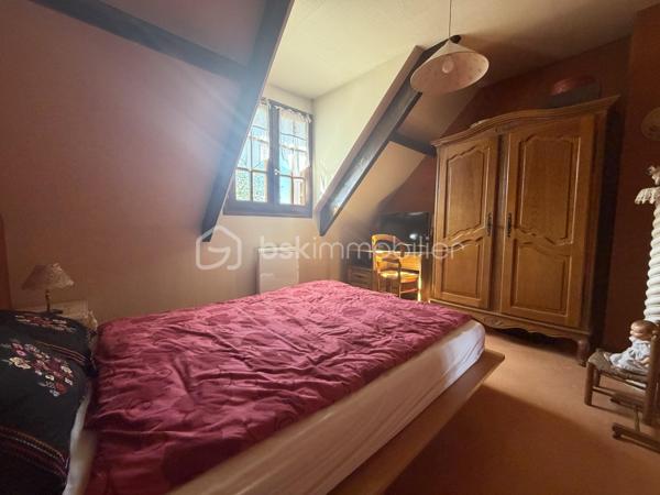 Idéalement située en plein cœur de Coupvray, à proximité immédiate des commerces, écoles et commodités, venez découvrir cette agréable maison familiale offrant de beaux volumes et de nombreuses possibilités d’aménagement.

La maison développe environ 100 m² Loi Carrez et plus de 110 m² de surface utile, auxquels s’ajoute un sous-sol total de plus de 60 m².

Au rez-de-chaussée, vous découvrirez une belle entrée desservant un salon-salle à manger convivial, une cuisine semi-ouverte, un WC indépendant, ainsi qu’une chambre, idéale pour une chambre d’amis, un bureau ou pour profiter d'un espace de vie de plain-pied.

À l’étage, l’espace nuit se compose de trois chambres, dont une très belle chambre de plus de 18 m², ainsi que d’une salle d’eau avec WC. Un espace supplémentaire d’environ 4 m² reste à aménager selon vos besoins et vos envies : dressing, bureau, espace de rangement ou autre projet.

Véritable atout de cette maison, le sous-sol total de plus de 60 m² offre un important espace supplémentaire et comprend notamment une buanderie de près de 13m2 . Il permet d’imaginer de nombreux usages : stockage, atelier, espace loisirs ou rangement garage pour la voiture etc.

Côté extérieur, vous profiterez d’une agréable terrasse équipée d’un store ban électrique, parfaite pour les repas et moments de détente aux beaux jours.

Pour votre confort, la maison dispose également d’un adoucisseur d’eau, la maison est fibrée ballon d'eau chaude, idéalement située en plein cœur du centre-ville, la maison bénéficie d’un environnement calme et paisible, tout en restant à proximité immédiate de toutes les commodités. .

Une maison familiale avec de beaux volumes , bénéficiant d’un emplacement privilégié en centre-ville de Coupvray, avec 4 chambres, plus de 170 m² de surfaces utiles en comptant le sous-sol, et un beau potentiel d’aménagement.

À découvrir rapidement !