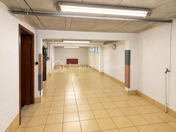 Idéalement située en plein cœur de Coupvray, à proximité immédiate des commerces, écoles et commodités, venez découvrir cette agréable maison familiale offrant de beaux volumes et de nombreuses possibilités d’aménagement.

La maison développe environ 100 m² Loi Carrez et plus de 110 m² de surface utile, auxquels s’ajoute un sous-sol total de plus de 60 m².

Au rez-de-chaussée, vous découvrirez une belle entrée desservant un salon-salle à manger convivial, une cuisine semi-ouverte, un WC indépendant, ainsi qu’une chambre, idéale pour une chambre d’amis, un bureau ou pour profiter d'un espace de vie de plain-pied.

À l’étage, l’espace nuit se compose de trois chambres, dont une très belle chambre de plus de 18 m², ainsi que d’une salle d’eau avec WC. Un espace supplémentaire d’environ 4 m² reste à aménager selon vos besoins et vos envies : dressing, bureau, espace de rangement ou autre projet.

Véritable atout de cette maison, le sous-sol total de plus de 60 m² offre un important espace supplémentaire et comprend notamment une buanderie de près de 13m2 . Il permet d’imaginer de nombreux usages : stockage, atelier, espace loisirs ou rangement garage pour la voiture etc.

Côté extérieur, vous profiterez d’une agréable terrasse équipée d’un store ban électrique, parfaite pour les repas et moments de détente aux beaux jours.

Pour votre confort, la maison dispose également d’un adoucisseur d’eau, la maison est fibrée ballon d'eau chaude, idéalement située en plein cœur du centre-ville, la maison bénéficie d’un environnement calme et paisible, tout en restant à proximité immédiate de toutes les commodités. .

Une maison familiale avec de beaux volumes , bénéficiant d’un emplacement privilégié en centre-ville de Coupvray, avec 4 chambres, plus de 170 m² de surfaces utiles en comptant le sous-sol, et un beau potentiel d’aménagement.

À découvrir rapidement !