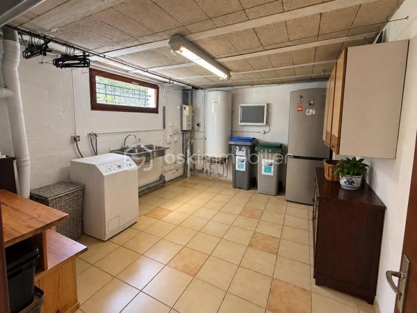 Idéalement située en plein cœur de Coupvray, à proximité immédiate des commerces, écoles et commodités, venez découvrir cette agréable maison familiale offrant de beaux volumes et de nombreuses possibilités d’aménagement.

La maison développe environ 100 m² Loi Carrez et plus de 110 m² de surface utile, auxquels s’ajoute un sous-sol total de plus de 60 m².

Au rez-de-chaussée, vous découvrirez une belle entrée desservant un salon-salle à manger convivial, une cuisine semi-ouverte, un WC indépendant, ainsi qu’une chambre, idéale pour une chambre d’amis, un bureau ou pour profiter d'un espace de vie de plain-pied.

À l’étage, l’espace nuit se compose de trois chambres, dont une très belle chambre de plus de 18 m², ainsi que d’une salle d’eau avec WC. Un espace supplémentaire d’environ 4 m² reste à aménager selon vos besoins et vos envies : dressing, bureau, espace de rangement ou autre projet.

Véritable atout de cette maison, le sous-sol total de plus de 60 m² offre un important espace supplémentaire et comprend notamment une buanderie de près de 13m2 . Il permet d’imaginer de nombreux usages : stockage, atelier, espace loisirs ou rangement garage pour la voiture etc.

Côté extérieur, vous profiterez d’une agréable terrasse équipée d’un store ban électrique, parfaite pour les repas et moments de détente aux beaux jours.

Pour votre confort, la maison dispose également d’un adoucisseur d’eau, la maison est fibrée ballon d'eau chaude, idéalement située en plein cœur du centre-ville, la maison bénéficie d’un environnement calme et paisible, tout en restant à proximité immédiate de toutes les commodités. .

Une maison familiale avec de beaux volumes , bénéficiant d’un emplacement privilégié en centre-ville de Coupvray, avec 4 chambres, plus de 170 m² de surfaces utiles en comptant le sous-sol, et un beau potentiel d’aménagement.

À découvrir rapidement !