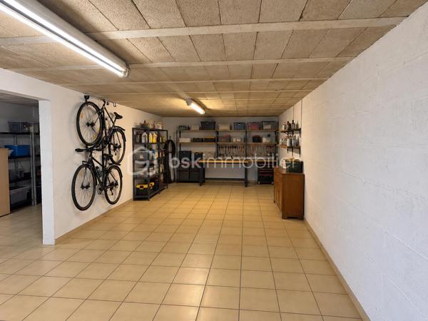 Idéalement située en plein cœur de Coupvray, à proximité immédiate des commerces, écoles et commodités, venez découvrir cette agréable maison familiale offrant de beaux volumes et de nombreuses possibilités d’aménagement.

La maison développe environ 100 m² Loi Carrez et plus de 110 m² de surface utile, auxquels s’ajoute un sous-sol total de plus de 60 m².

Au rez-de-chaussée, vous découvrirez une belle entrée desservant un salon-salle à manger convivial, une cuisine semi-ouverte, un WC indépendant, ainsi qu’une chambre, idéale pour une chambre d’amis, un bureau ou pour profiter d'un espace de vie de plain-pied.

À l’étage, l’espace nuit se compose de trois chambres, dont une très belle chambre de plus de 18 m², ainsi que d’une salle d’eau avec WC. Un espace supplémentaire d’environ 4 m² reste à aménager selon vos besoins et vos envies : dressing, bureau, espace de rangement ou autre projet.

Véritable atout de cette maison, le sous-sol total de plus de 60 m² offre un important espace supplémentaire et comprend notamment une buanderie de près de 13m2 . Il permet d’imaginer de nombreux usages : stockage, atelier, espace loisirs ou rangement garage pour la voiture etc.

Côté extérieur, vous profiterez d’une agréable terrasse équipée d’un store ban électrique, parfaite pour les repas et moments de détente aux beaux jours.

Pour votre confort, la maison dispose également d’un adoucisseur d’eau, la maison est fibrée ballon d'eau chaude, idéalement située en plein cœur du centre-ville, la maison bénéficie d’un environnement calme et paisible, tout en restant à proximité immédiate de toutes les commodités. .

Une maison familiale avec de beaux volumes , bénéficiant d’un emplacement privilégié en centre-ville de Coupvray, avec 4 chambres, plus de 170 m² de surfaces utiles en comptant le sous-sol, et un beau potentiel d’aménagement.

À découvrir rapidement !