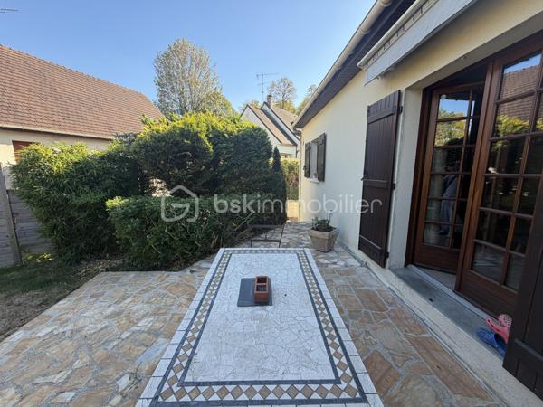 Idéalement située en plein cœur de Coupvray, à proximité immédiate des commerces, écoles et commodités, venez découvrir cette agréable maison familiale offrant de beaux volumes et de nombreuses possibilités d’aménagement.

La maison développe environ 100 m² Loi Carrez et plus de 110 m² de surface utile, auxquels s’ajoute un sous-sol total de plus de 60 m².

Au rez-de-chaussée, vous découvrirez une belle entrée desservant un salon-salle à manger convivial, une cuisine semi-ouverte, un WC indépendant, ainsi qu’une chambre, idéale pour une chambre d’amis, un bureau ou pour profiter d'un espace de vie de plain-pied.

À l’étage, l’espace nuit se compose de trois chambres, dont une très belle chambre de plus de 18 m², ainsi que d’une salle d’eau avec WC. Un espace supplémentaire d’environ 4 m² reste à aménager selon vos besoins et vos envies : dressing, bureau, espace de rangement ou autre projet.

Véritable atout de cette maison, le sous-sol total de plus de 60 m² offre un important espace supplémentaire et comprend notamment une buanderie de près de 13m2 . Il permet d’imaginer de nombreux usages : stockage, atelier, espace loisirs ou rangement garage pour la voiture etc.

Côté extérieur, vous profiterez d’une agréable terrasse équipée d’un store ban électrique, parfaite pour les repas et moments de détente aux beaux jours.

Pour votre confort, la maison dispose également d’un adoucisseur d’eau, la maison est fibrée ballon d'eau chaude, idéalement située en plein cœur du centre-ville, la maison bénéficie d’un environnement calme et paisible, tout en restant à proximité immédiate de toutes les commodités. .

Une maison familiale avec de beaux volumes , bénéficiant d’un emplacement privilégié en centre-ville de Coupvray, avec 4 chambres, plus de 170 m² de surfaces utiles en comptant le sous-sol, et un beau potentiel d’aménagement.

À découvrir rapidement !