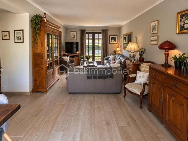 Idéalement située en plein cœur de Coupvray, à proximité immédiate des commerces, écoles et commodités, venez découvrir cette agréable maison familiale offrant de beaux volumes et de nombreuses possibilités d’aménagement.

La maison développe environ 100 m² Loi Carrez et plus de 110 m² de surface utile, auxquels s’ajoute un sous-sol total de plus de 60 m².

Au rez-de-chaussée, vous découvrirez une belle entrée desservant un salon-salle à manger convivial, une cuisine semi-ouverte, un WC indépendant, ainsi qu’une chambre, idéale pour une chambre d’amis, un bureau ou pour profiter d'un espace de vie de plain-pied.

À l’étage, l’espace nuit se compose de trois chambres, dont une très belle chambre de plus de 18 m², ainsi que d’une salle d’eau avec WC. Un espace supplémentaire d’environ 4 m² reste à aménager selon vos besoins et vos envies : dressing, bureau, espace de rangement ou autre projet.

Véritable atout de cette maison, le sous-sol total de plus de 60 m² offre un important espace supplémentaire et comprend notamment une buanderie de près de 13m2 . Il permet d’imaginer de nombreux usages : stockage, atelier, espace loisirs ou rangement garage pour la voiture etc.

Côté extérieur, vous profiterez d’une agréable terrasse équipée d’un store ban électrique, parfaite pour les repas et moments de détente aux beaux jours.

Pour votre confort, la maison dispose également d’un adoucisseur d’eau, la maison est fibrée ballon d'eau chaude, idéalement située en plein cœur du centre-ville, la maison bénéficie d’un environnement calme et paisible, tout en restant à proximité immédiate de toutes les commodités. .

Une maison familiale avec de beaux volumes , bénéficiant d’un emplacement privilégié en centre-ville de Coupvray, avec 4 chambres, plus de 170 m² de surfaces utiles en comptant le sous-sol, et un beau potentiel d’aménagement.

À découvrir rapidement !