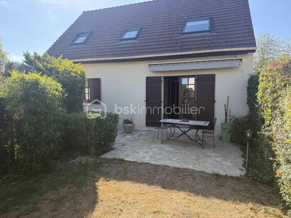 Idéalement située en plein cœur de Coupvray, à proximité immédiate des commerces, écoles et commodités, venez découvrir cette agréable maison familiale offrant de beaux volumes et de nombreuses possibilités d’aménagement.

La maison développe environ 100 m² Loi Carrez et plus de 110 m² de surface utile, auxquels s’ajoute un sous-sol total de plus de 60 m².

Au rez-de-chaussée, vous découvrirez une belle entrée desservant un salon-salle à manger convivial, une cuisine semi-ouverte, un WC indépendant, ainsi qu’une chambre, idéale pour une chambre d’amis, un bureau ou pour profiter d'un espace de vie de plain-pied.

À l’étage, l’espace nuit se compose de trois chambres, dont une très belle chambre de plus de 18 m², ainsi que d’une salle d’eau avec WC. Un espace supplémentaire d’environ 4 m² reste à aménager selon vos besoins et vos envies : dressing, bureau, espace de rangement ou autre projet.

Véritable atout de cette maison, le sous-sol total de plus de 60 m² offre un important espace supplémentaire et comprend notamment une buanderie de près de 13m2 . Il permet d’imaginer de nombreux usages : stockage, atelier, espace loisirs ou rangement garage pour la voiture etc.

Côté extérieur, vous profiterez d’une agréable terrasse équipée d’un store ban électrique, parfaite pour les repas et moments de détente aux beaux jours.

Pour votre confort, la maison dispose également d’un adoucisseur d’eau, la maison est fibrée ballon d'eau chaude, idéalement située en plein cœur du centre-ville, la maison bénéficie d’un environnement calme et paisible, tout en restant à proximité immédiate de toutes les commodités. .

Une maison familiale avec de beaux volumes , bénéficiant d’un emplacement privilégié en centre-ville de Coupvray, avec 4 chambres, plus de 170 m² de surfaces utiles en comptant le sous-sol, et un beau potentiel d’aménagement.

À découvrir rapidement !