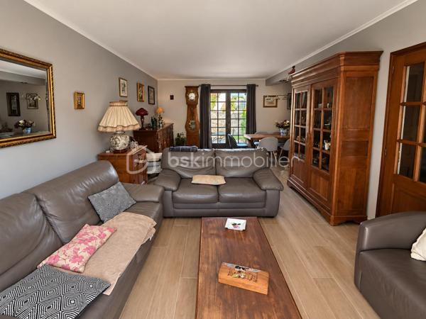Idéalement située en plein cœur de Coupvray, à proximité immédiate des commerces, écoles et commodités, venez découvrir cette agréable maison familiale offrant de beaux volumes et de nombreuses possibilités d’aménagement.

La maison développe environ 100 m² Loi Carrez et plus de 110 m² de surface utile, auxquels s’ajoute un sous-sol total de plus de 60 m².

Au rez-de-chaussée, vous découvrirez une belle entrée desservant un salon-salle à manger convivial, une cuisine semi-ouverte, un WC indépendant, ainsi qu’une chambre, idéale pour une chambre d’amis, un bureau ou pour profiter d'un espace de vie de plain-pied.

À l’étage, l’espace nuit se compose de trois chambres, dont une très belle chambre de plus de 18 m², ainsi que d’une salle d’eau avec WC. Un espace supplémentaire d’environ 4 m² reste à aménager selon vos besoins et vos envies : dressing, bureau, espace de rangement ou autre projet.

Véritable atout de cette maison, le sous-sol total de plus de 60 m² offre un important espace supplémentaire et comprend notamment une buanderie de près de 13m2 . Il permet d’imaginer de nombreux usages : stockage, atelier, espace loisirs ou rangement garage pour la voiture etc.

Côté extérieur, vous profiterez d’une agréable terrasse équipée d’un store ban électrique, parfaite pour les repas et moments de détente aux beaux jours.

Pour votre confort, la maison dispose également d’un adoucisseur d’eau, la maison est fibrée ballon d'eau chaude, idéalement située en plein cœur du centre-ville, la maison bénéficie d’un environnement calme et paisible, tout en restant à proximité immédiate de toutes les commodités. .

Une maison familiale avec de beaux volumes , bénéficiant d’un emplacement privilégié en centre-ville de Coupvray, avec 4 chambres, plus de 170 m² de surfaces utiles en comptant le sous-sol, et un beau potentiel d’aménagement.

À découvrir rapidement !
