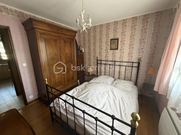 Idéalement située en plein cœur de Coupvray, à proximité immédiate des commerces, écoles et commodités, venez découvrir cette agréable maison familiale offrant de beaux volumes et de nombreuses possibilités d’aménagement.

La maison développe environ 100 m² Loi Carrez et plus de 110 m² de surface utile, auxquels s’ajoute un sous-sol total de plus de 60 m².

Au rez-de-chaussée, vous découvrirez une belle entrée desservant un salon-salle à manger convivial, une cuisine semi-ouverte, un WC indépendant, ainsi qu’une chambre, idéale pour une chambre d’amis, un bureau ou pour profiter d'un espace de vie de plain-pied.

À l’étage, l’espace nuit se compose de trois chambres, dont une très belle chambre de plus de 18 m², ainsi que d’une salle d’eau avec WC. Un espace supplémentaire d’environ 4 m² reste à aménager selon vos besoins et vos envies : dressing, bureau, espace de rangement ou autre projet.

Véritable atout de cette maison, le sous-sol total de plus de 60 m² offre un important espace supplémentaire et comprend notamment une buanderie de près de 13m2 . Il permet d’imaginer de nombreux usages : stockage, atelier, espace loisirs ou rangement garage pour la voiture etc.

Côté extérieur, vous profiterez d’une agréable terrasse équipée d’un store ban électrique, parfaite pour les repas et moments de détente aux beaux jours.

Pour votre confort, la maison dispose également d’un adoucisseur d’eau, la maison est fibrée ballon d'eau chaude, idéalement située en plein cœur du centre-ville, la maison bénéficie d’un environnement calme et paisible, tout en restant à proximité immédiate de toutes les commodités. .

Une maison familiale avec de beaux volumes , bénéficiant d’un emplacement privilégié en centre-ville de Coupvray, avec 4 chambres, plus de 170 m² de surfaces utiles en comptant le sous-sol, et un beau potentiel d’aménagement.

À découvrir rapidement !