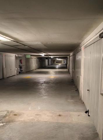 Box fermé de 14m2 dans une résidence avec gardiens et caméras de vidéos surveillance