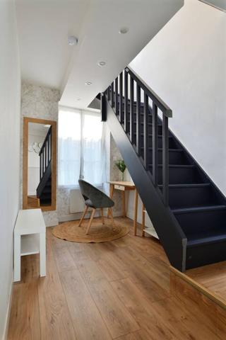 Coup de cœur en plein centre de Nogent-sur-Marne ! Duplex entièrement rénové, meublé et équipé, vendu clé en main avec deux caves. Idéal premier achat ou investissement locatif à forte attractivité