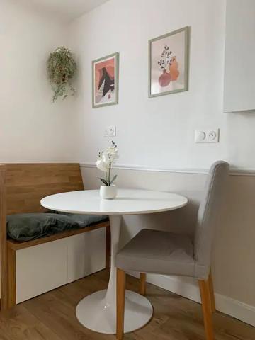 Coup de cœur en plein centre de Nogent-sur-Marne ! Duplex entièrement rénové, meublé et équipé, vendu clé en main avec deux caves. Idéal premier achat ou investissement locatif à forte attractivité