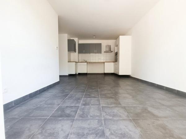 T3 terrasse 34 m², parking, tram à pied – 1er achat / invest