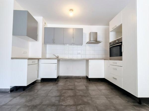 T3 terrasse 34 m², parking, tram à pied – 1er achat / invest