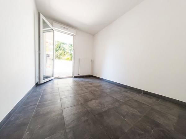 T3 terrasse 34 m², parking, tram à pied – 1er achat / invest