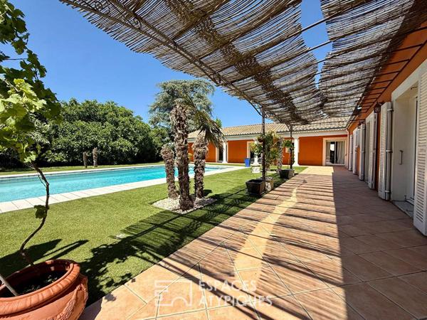 Villa provençale de plain-pied avec piscine et pool house, volumes rares et lumière plein sud